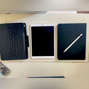 iPad Pro 10.5 inch ROSE GOLD with accessories